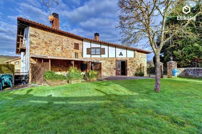 Fachada de caserío en venta